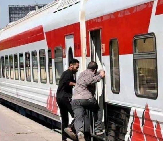 السكة الحديد تحذر من السلوكيات الخطرة: انتظر توقف القطار للصعود والنزول