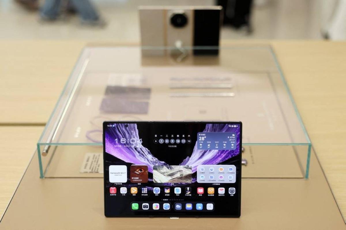 Huawei launches new foldable s...