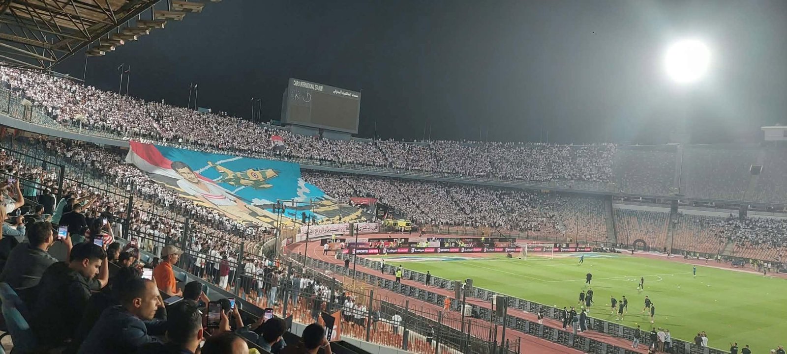 «في ذكرى الأبطال استمدوا روح الانتصار».. دخلة جماهير الزمالك قبل القمة 133