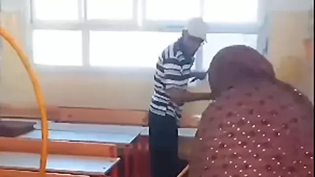 خارج معاش بعد 10 أيام.. معلم ي...