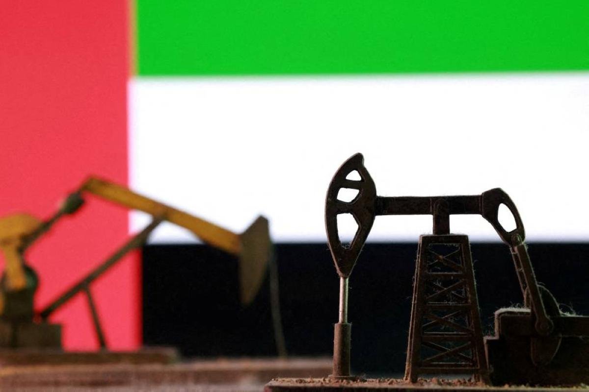 Oil hits over 3-week high on M...