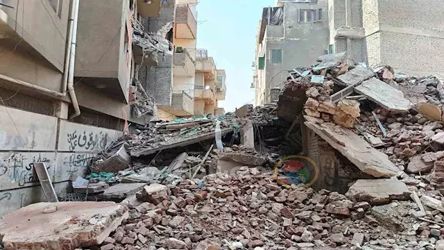 بعد انهيار عقار بنها.. إزالة م...