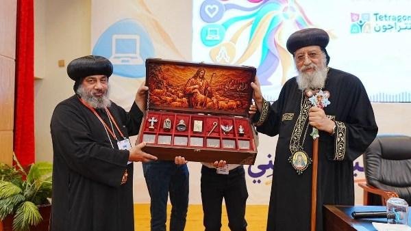 قداسة البابا تواضروس يتفقد أعمال مؤتمر لجنة الطفولة.. صور
