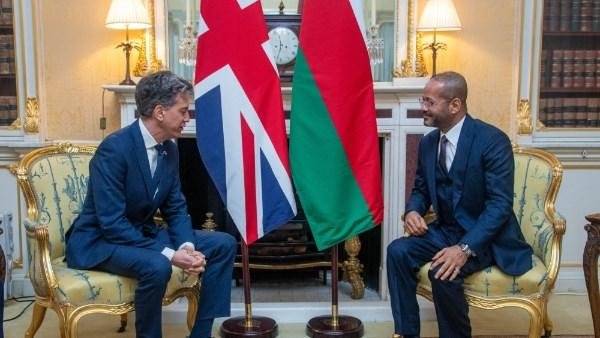 وزيرا الخارجية العُماني والبريطاني يبحثان تطورات الأوضاع الإقليمية والدولية