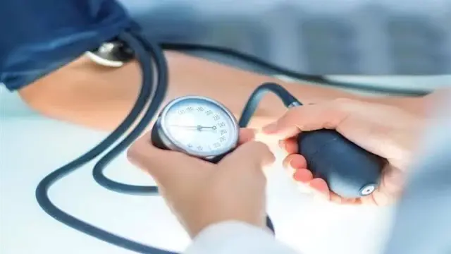 7 أخطاء غذائية شائعة قد ترفع مستويات ضغط الدم