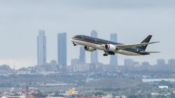 وزير الطيران: مصر للطيران ضمن أفضل 50 شركة بالعالم.. ونستهدف العودة لعصرها الذهبي