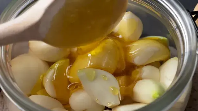 الثوم بالعسل.. وصفة قد تسبب التسمم والشلل المؤقت