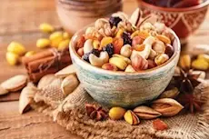 4 أنواع من المكسرات تدعم صحة ا...