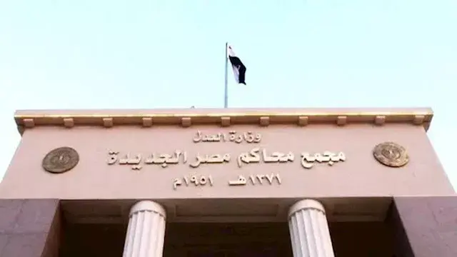 مرتديًا زي الحبس الاحتياطي.. "...