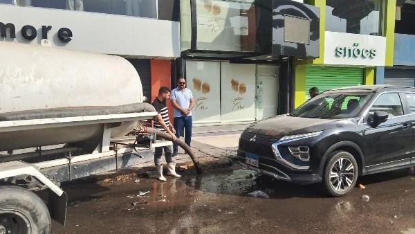 رفع تجمعات المياه بشارع 26 يوليو أمام نادي الترسانة لتسيير الحركة المرورية