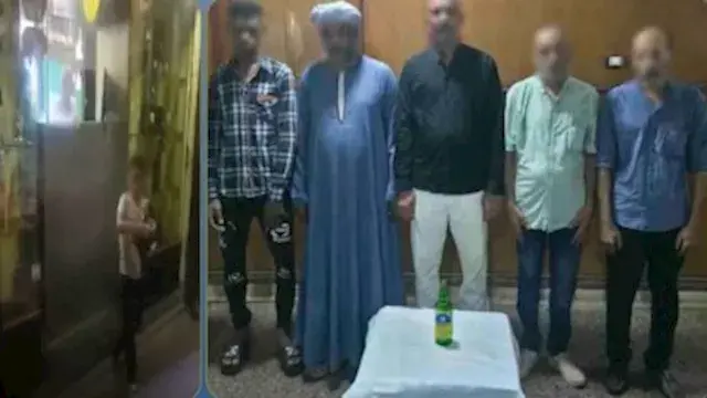 طفل يشتري زجاجة خمور لكن الفيد...