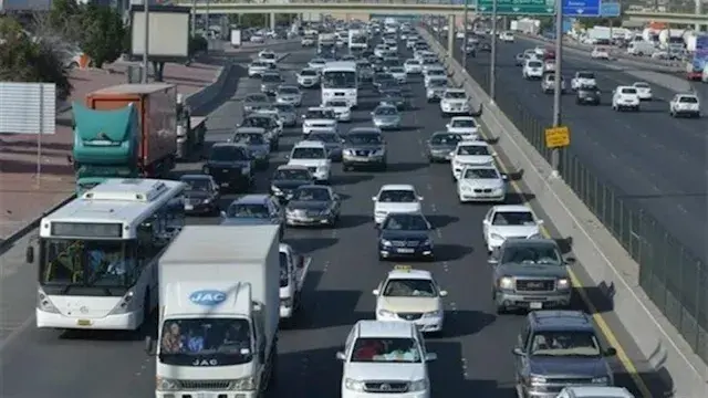 كثافات مرورية متحركة بشوارع ال...