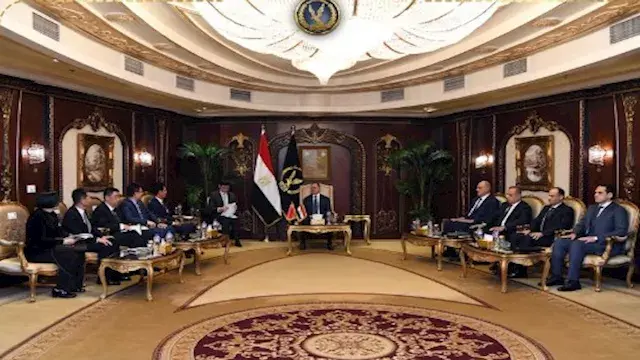 وزير الداخلية يستقبل مسؤولًا أمنيًا صينيًا رفيع المستوى