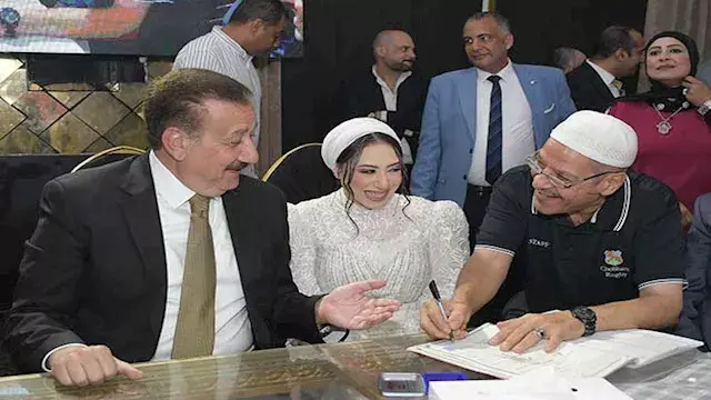 "وقف جنبها كأنه أبوها".. محافظ...