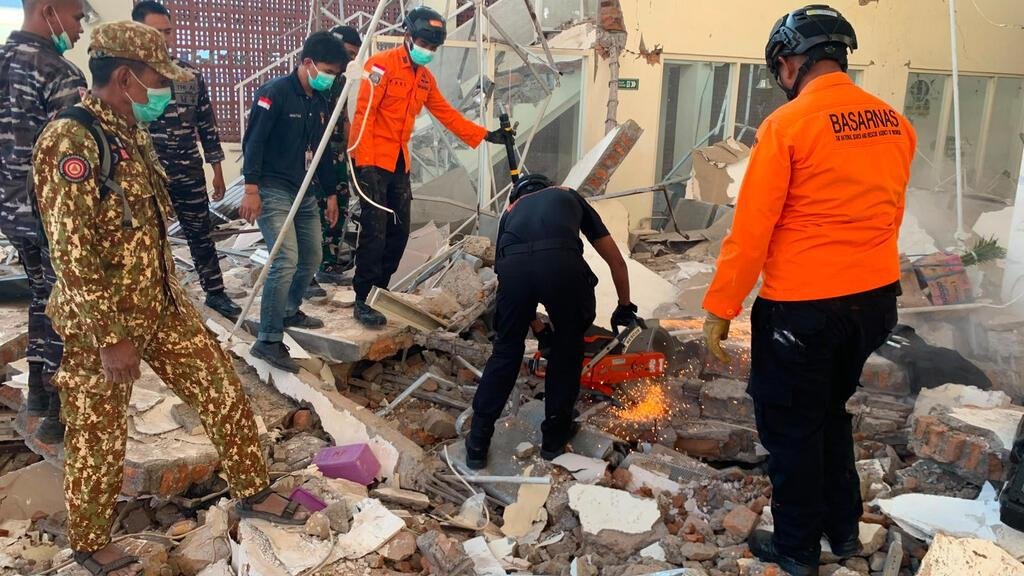 إندونيسيا: عشرات القتلى جراء ز...