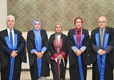 الباحثة سارة يحيى تنال درجة الماجستير عن دراسة تأثير إدمان الأخبار عبر وسائل التواصل الاجتماعي على الصحة النفسية لطلاب الجامعات