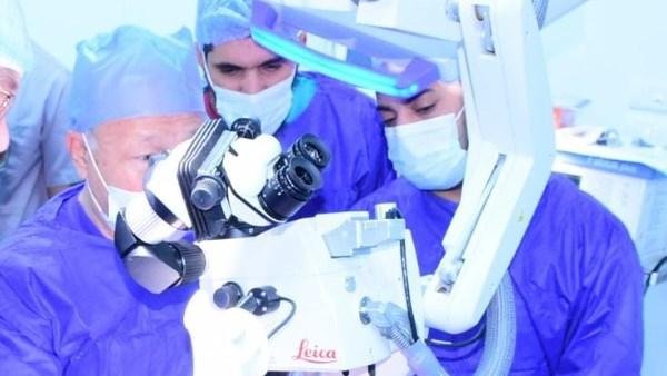 رئيس جامعة سوهاج يجري جراحة دقيقه لإعادة توصيل الأعصاب المقطوعة لشاب تعرض لحادث عنيف