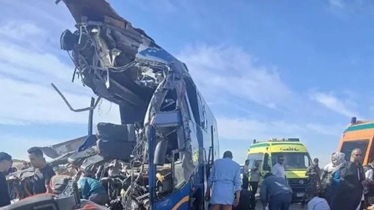 الصحة: 30 مصابا و12 وفاة في حادث تصادم أتوبيس وسيارة نقل على طريق أسيوط الغربي