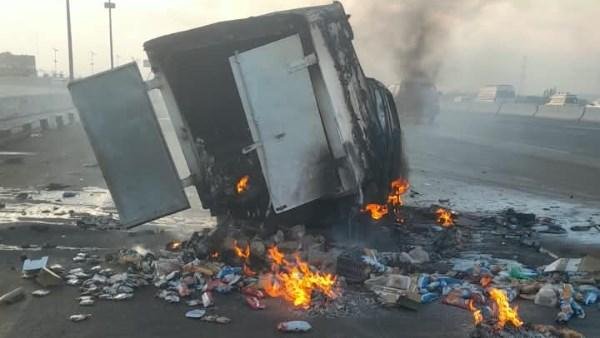 إصابة 3 أشخاص في حادث تصادم واشتعال سيارة ثلاجة بطريق شبرا–بنها الحر