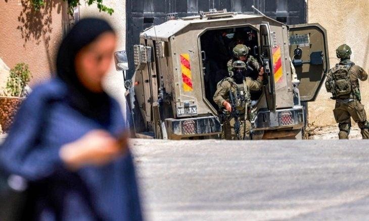 القوات الإسرائيلية تقتحم مستشفى في رام الله وتنصب حاجزين عسكريين شرق بيت لحم