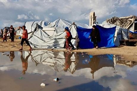 أولى أمطار الخريف تعيد شبح غرق الخيام إلى نازحي غزة