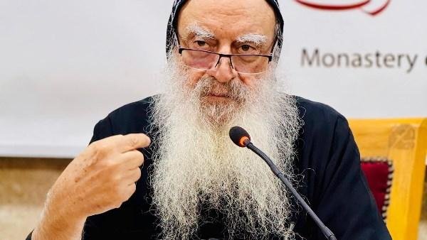الأنبا بولا يحاضر عن الأحوال الشخصية بإكليريكية دير المحرق.. صور