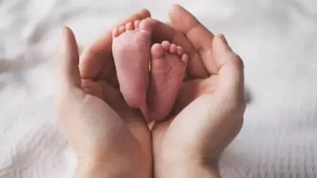 سيدة تترك رضيعًا داخل مستشفى بالسويس وتهرب