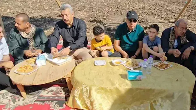 قعد على الطبلية وأكل فطير وعسل...