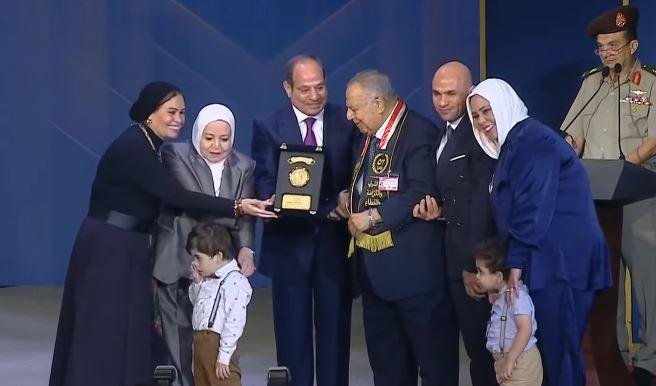 الرئيس السيسي يكرم عددا من أبطال حرب أكتوبر
