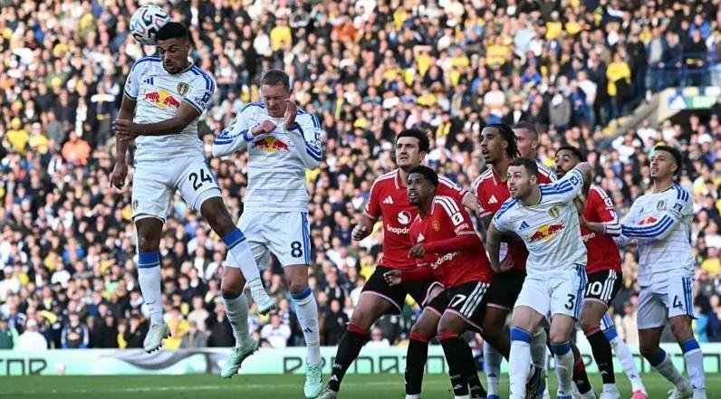 مانشستر يونايتد يتعادل مع ليدز ويواصل نزيف النقاط في الدوري الإنجليزي