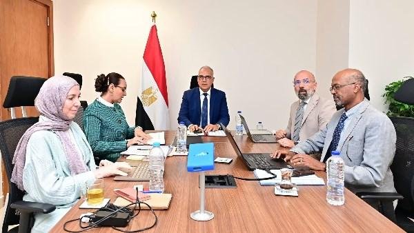 وزير الري يلتقي نائب مدير مركز الأبحاث التطبيقية للبيئة والاستدامة لمناقشة تعزيز التعاون في مجال التحلية للإنتاج الكثيف للغذاء
