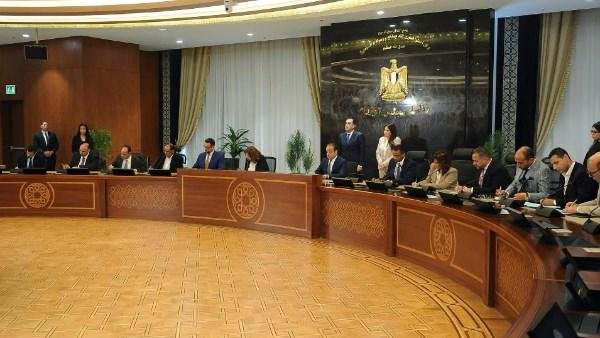 رئيس الوزراء يشهد توقيع اتفاقيات شراكة لتوفير وحدات سكنية لمنخفضي الدخل