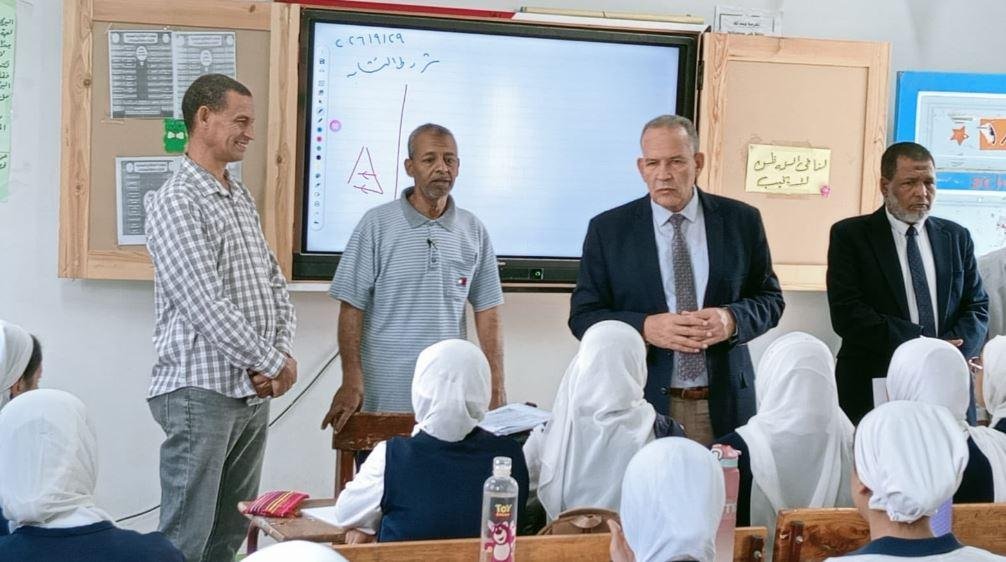 مدير تعليم أسيوط يتفقد 4 مدارس بمنفلوط ويشيد بطالبات مدرسة النجار للفصل الواحد