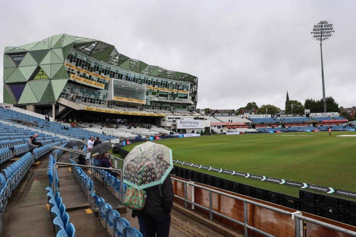 Rain delays start of second da...