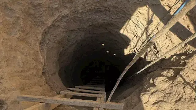 بعد 10 أيام تحت الرمال.. انتشا...