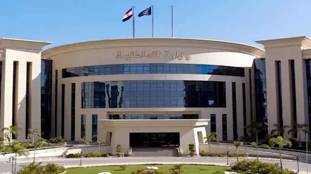 "مشادة على الطريق".. 4 أشخاص ي...