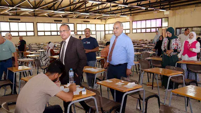 عميد طب أسيوط يتفقد امتحانات ا...