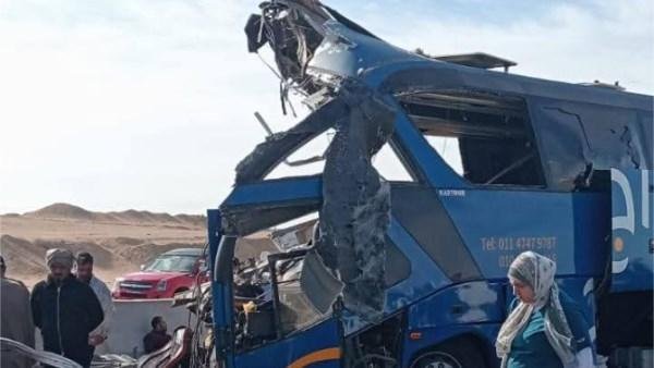 الأتوبيس والتريلا دخلوا في بعض.. نقل 10 جثامين من ضحايا حادث طريق أسيوط الغربي لمستشفى سنورس بالفيوم