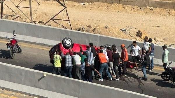 تفاصيل انقلاب سيارة أعلى الكوبري الواصل بين طرة ومحور حسب الله الكفراوي