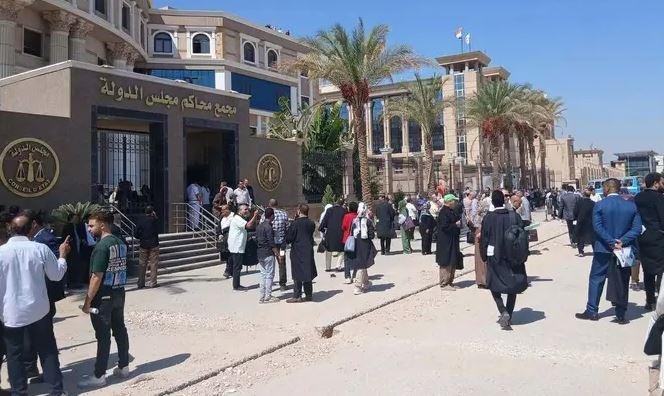 القبض على فرد أمن إداري وراء و...