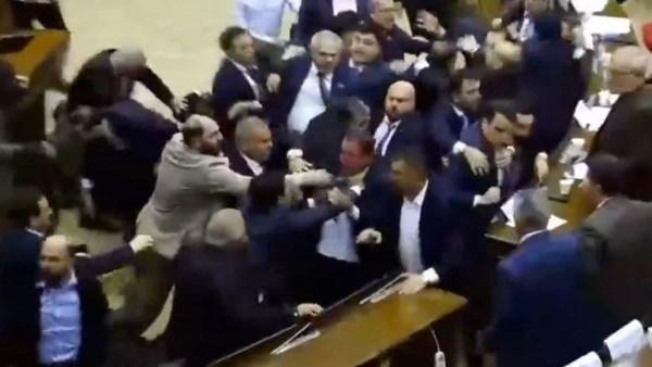 فتش عن المرأة.. نواب أرمينيون يتبادلون اللكمات داخل البرلمان (فيديو وصور)