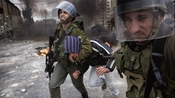 نابلس تحترق.. 100 إسرائيلي يشعلون النيران ويشتبكون مع الشرطة
