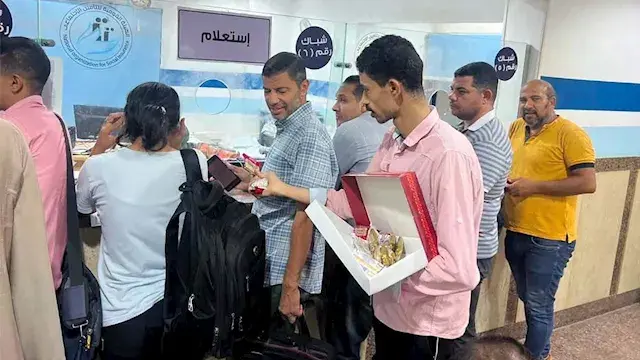 فرحة في صالة الانتظار.. موظفو...