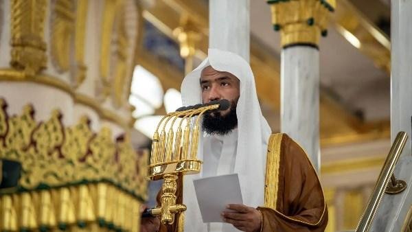 داعيًا إلى التدبر في حكمته.. خطيب المسجد النبوي: الله يبتلي العباد بالخير والشر