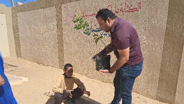 بأيادي الأطفال.. مبادرة ازرع فكرة تغرس 10 أشجار بمدرسة في الأقصر