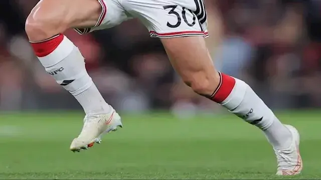 "بحجم بطاقة الائتمان.. لماذا يفضل نجوم الدوري الإنجليزي واقيات الساق الصغيرة؟