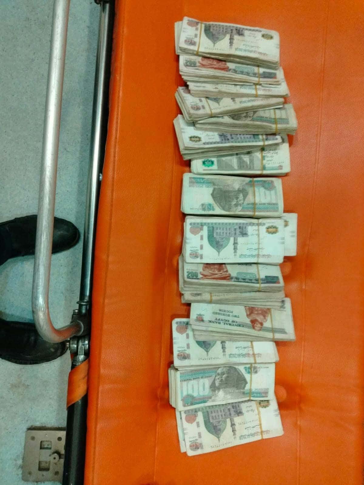 مسعف وسائق إسعاف بالفيوم يعيدان 230 ألف جنيه لمصاب إثر حادث تصادم