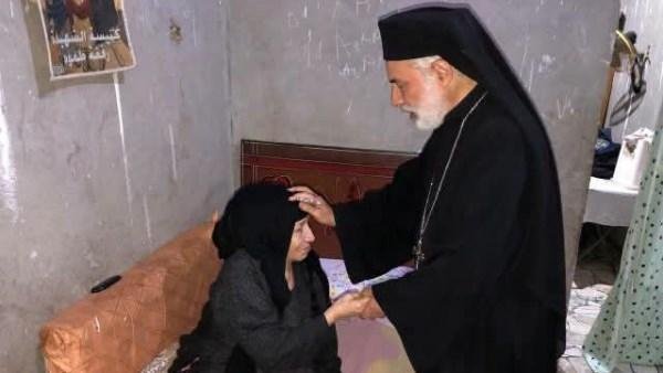 الأنبا باسيليوس يزور أسر كنيسة القديسة ريتا بطوه لتعزيز الرجاء.. صور