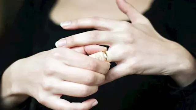 بعد سنة زواج.. مفاجأة في هاتف...