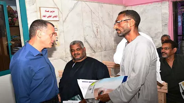 محافظ أسوان يفاجئ العاملين بال...